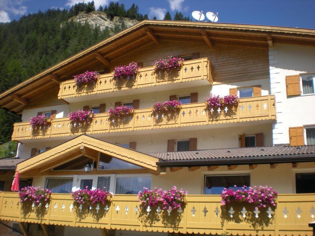 Albergo Fiordaliso Canazei Luaran gambar